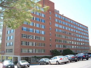 Large Efficiency-Blocks from Courthouse Metro – 1210 N Taft St #612