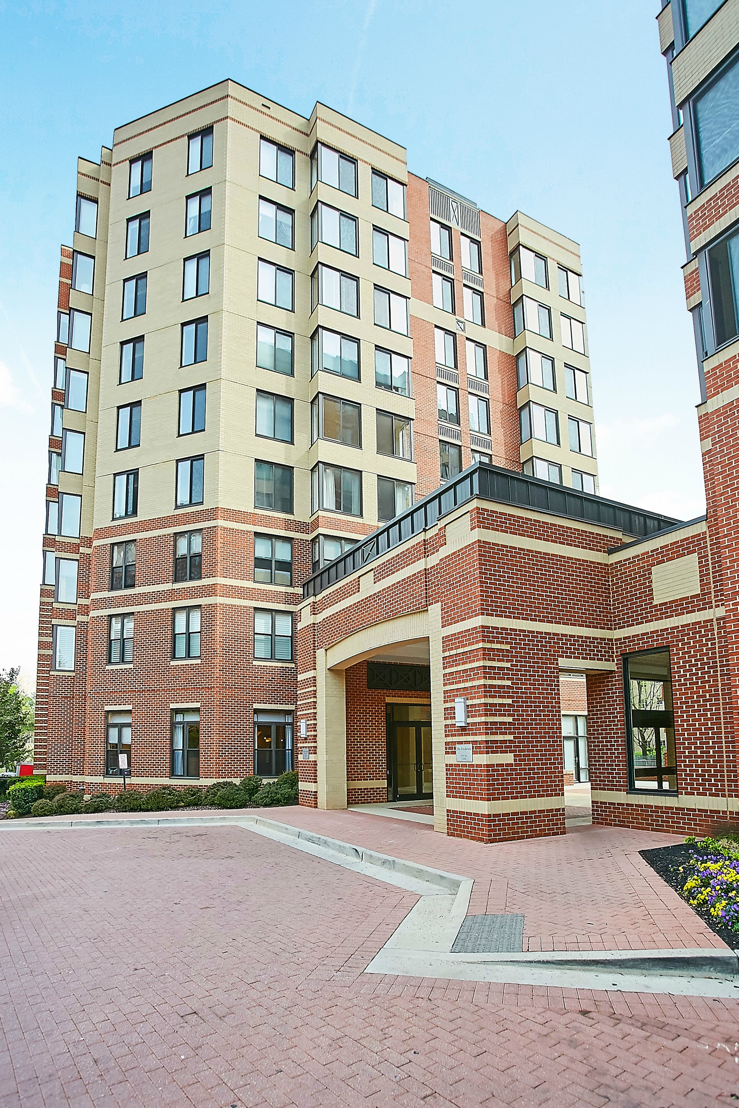 1Br w/ Den 1.5Ba Condo in the Park at Courthouse. 4 blocks to metro – 2220 N Fairfax Dr #105