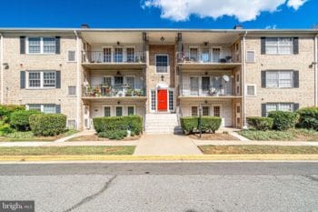 Top floor large 1br 1ba w/ 1 assigned parking space at The Moorings of Occoquan – 12703 Gordon Blvd #25