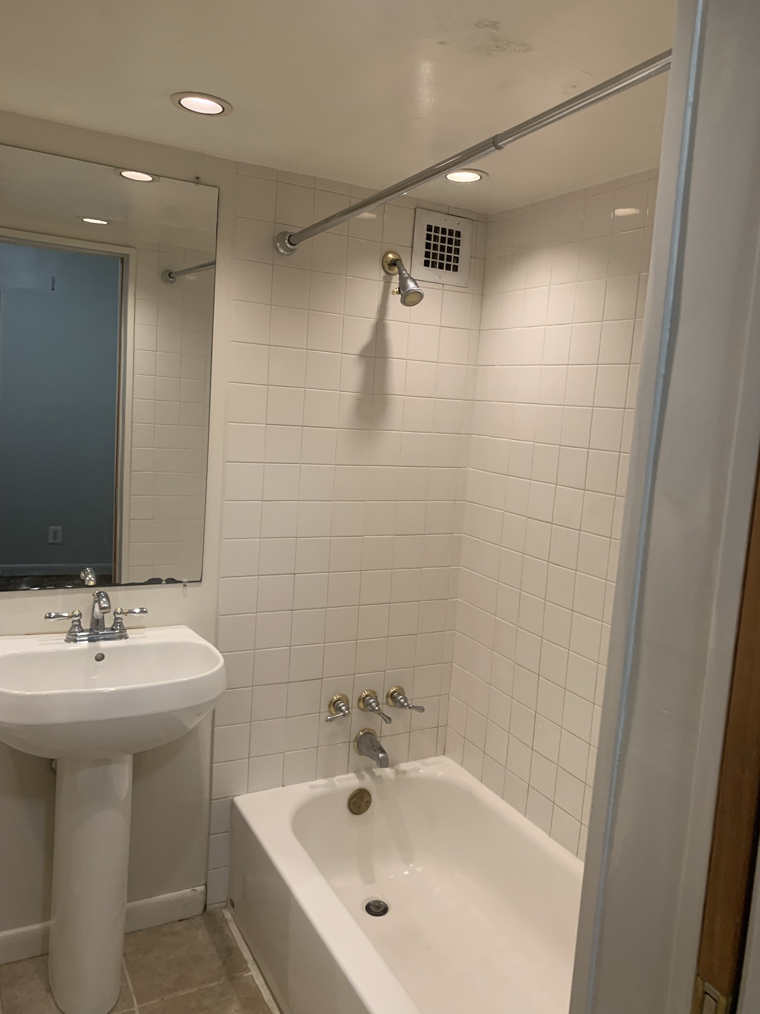 Dupont Circle Studio. All Utilities Included! – 1260 21st St NW #710