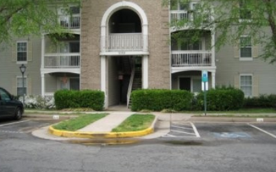 Top Floor 2BR, 2BA Condo with Fireplace and Open Floorplan! Assigned Parking!