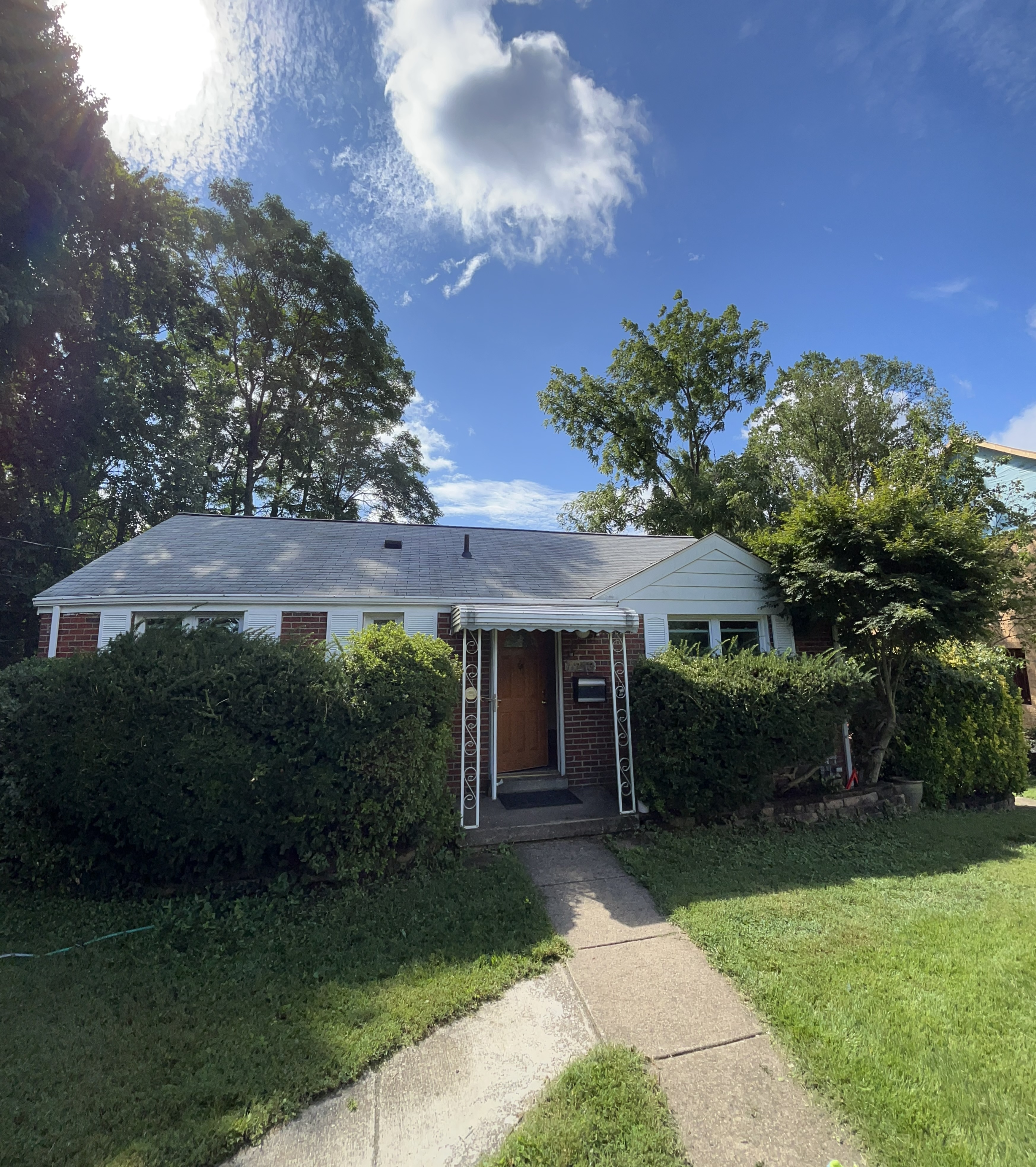 3Br, 2Ba Home with Huge Yard in Falls Church! – 2713 Deborah Dr.