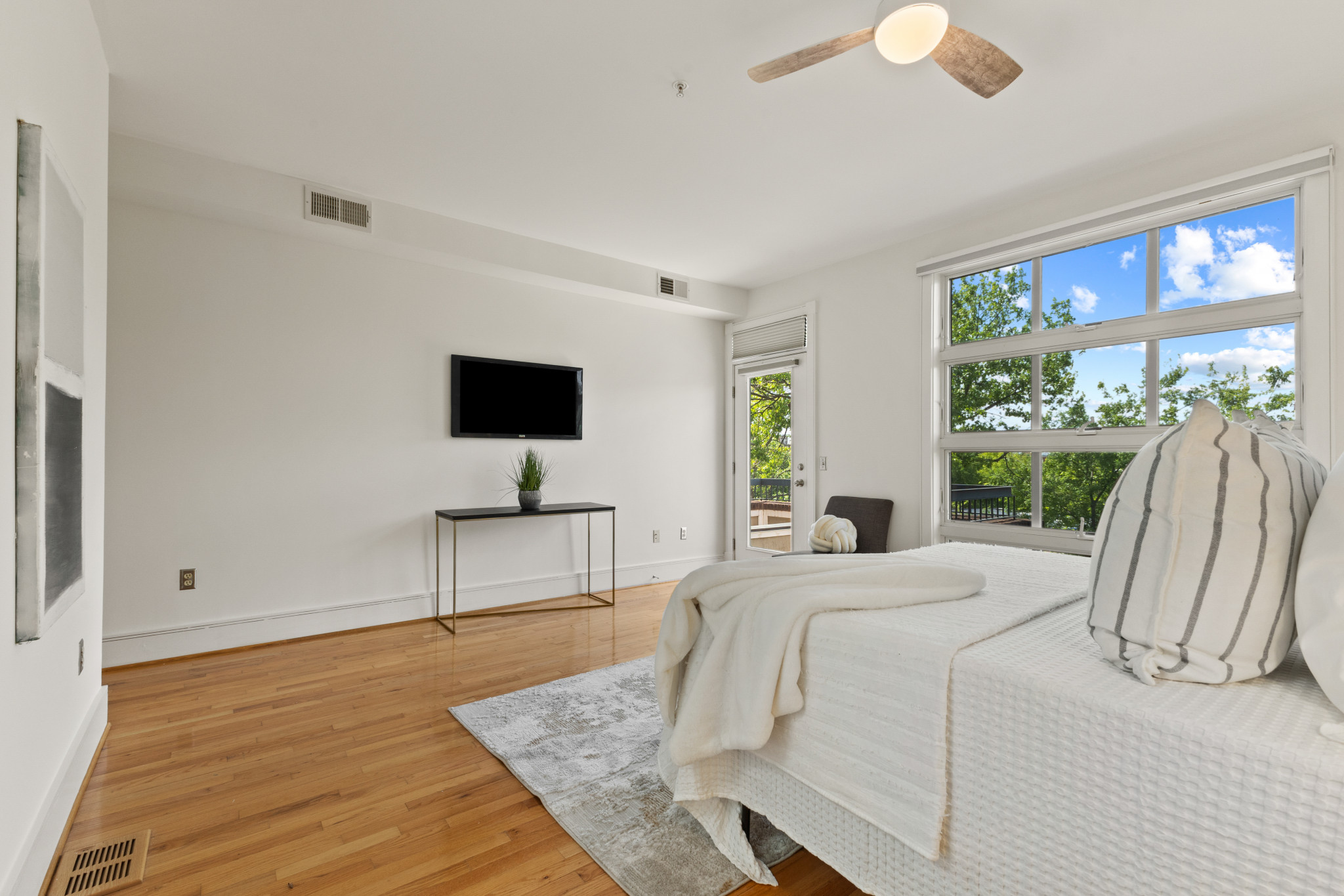 Gorgeous Loft Residence at the Escalade Condo on Capitol Hill- 526 13th St #B SE